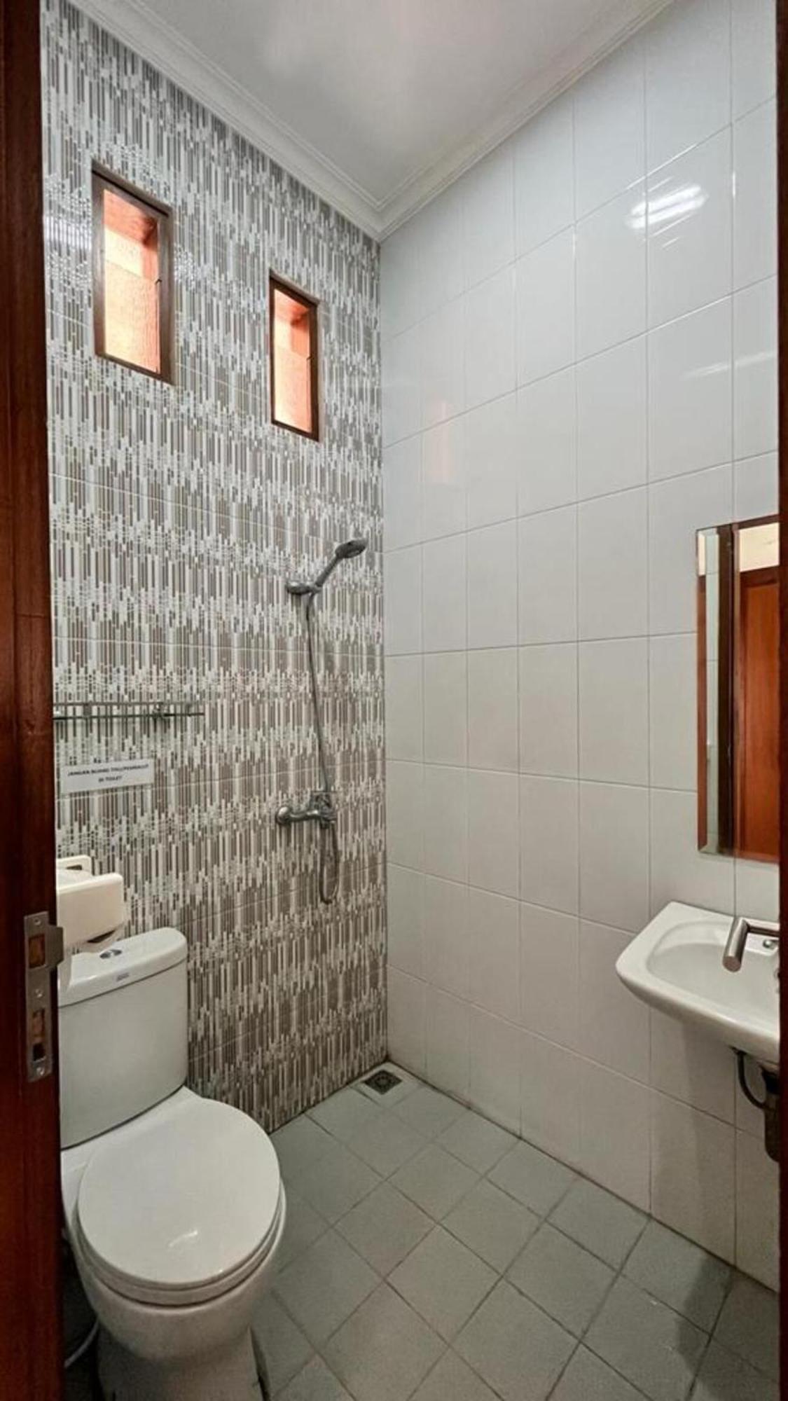 Hens Guesthouse Syariah Gadobangkong Esterno foto